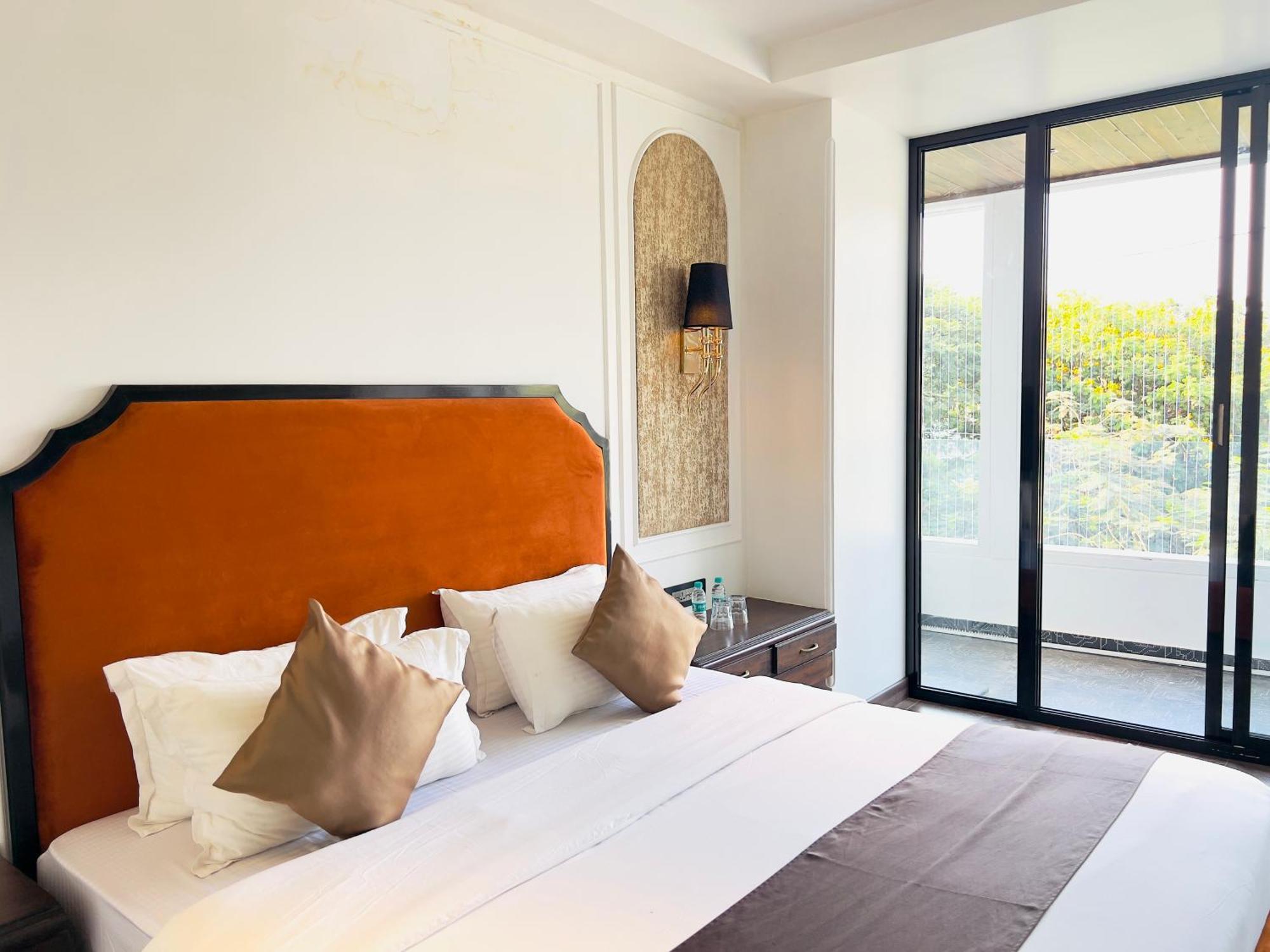 Hotel White Pearl - Colaba 3*