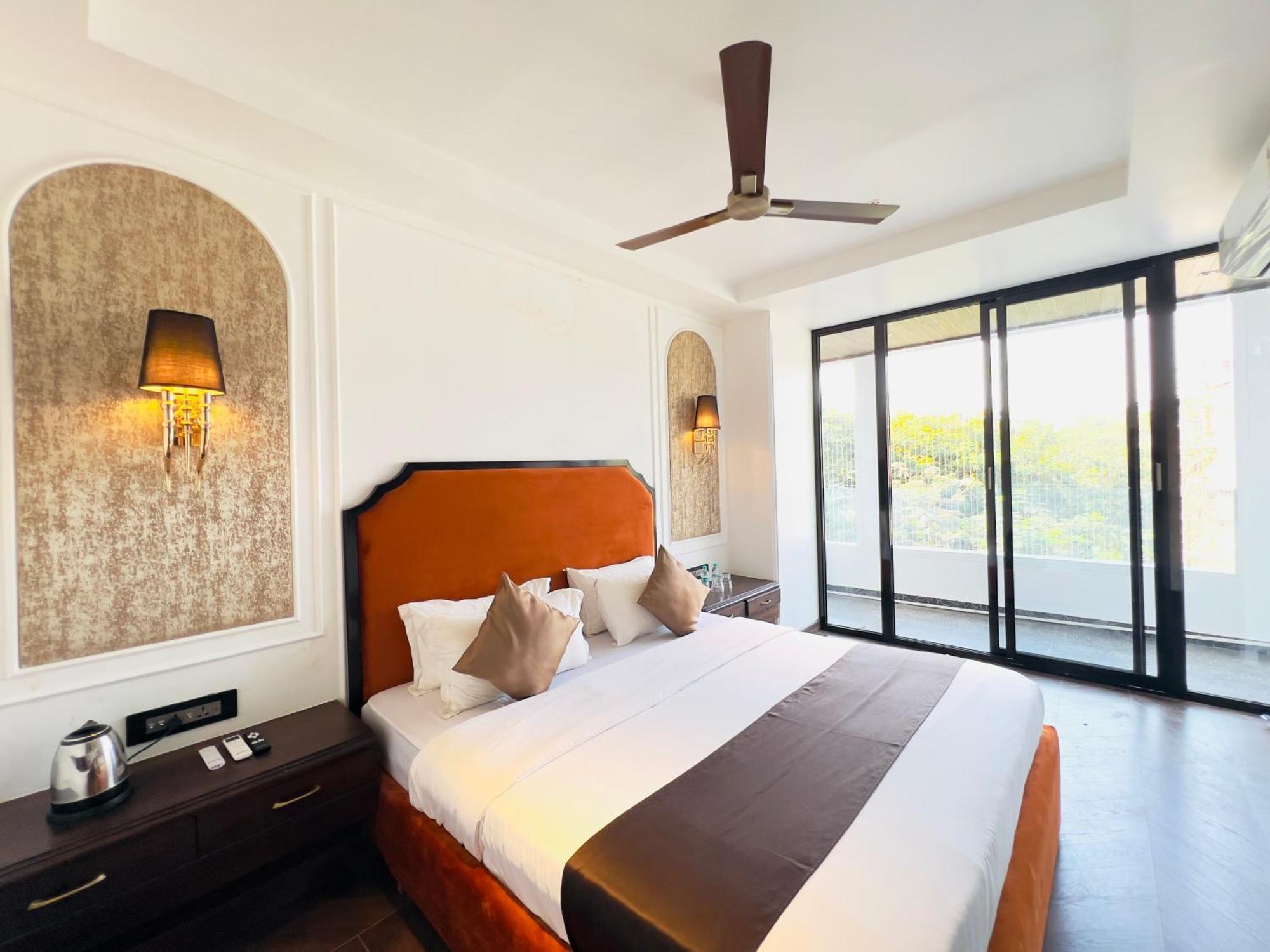 White Pearl - Colaba Hotel 3*