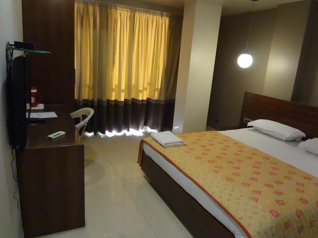 Fabhotel Imperial Residency