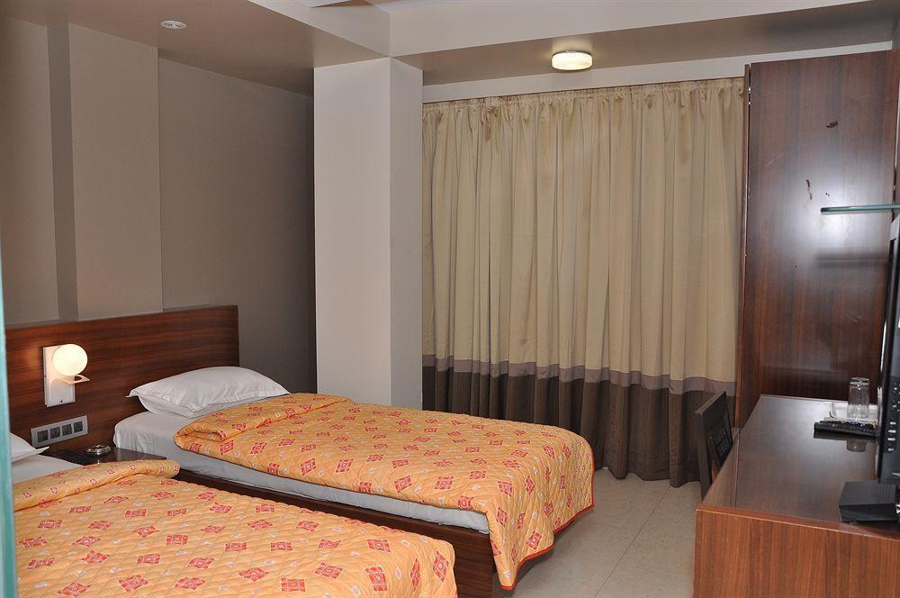 Fabhotel Imperial Residency