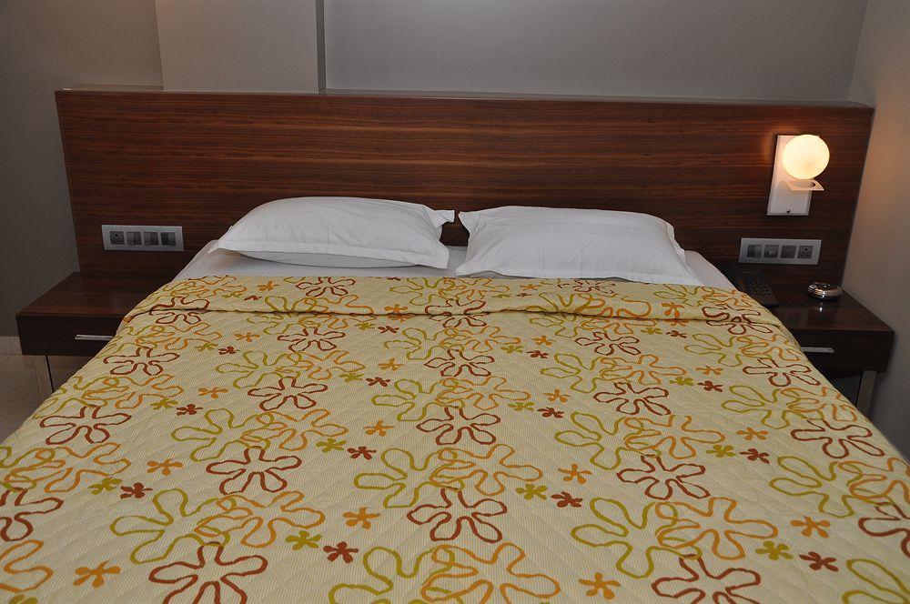 Fabhotel Imperial Residency 3*