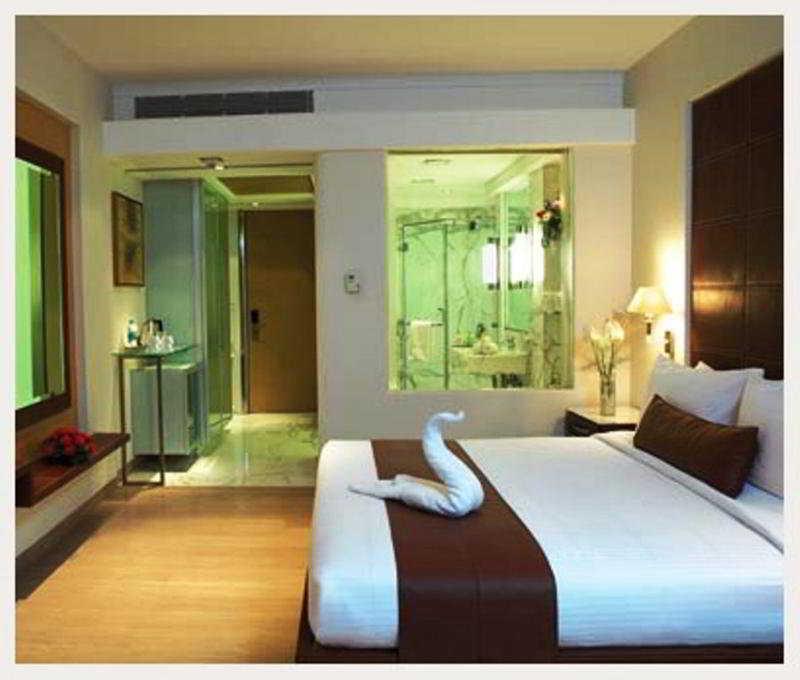 Mirage Hotel, International Airport Hotel