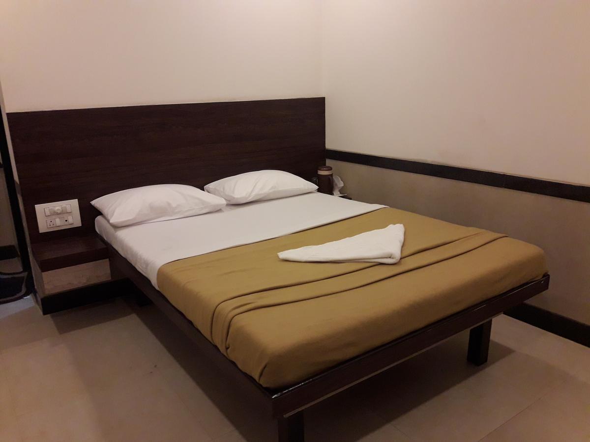 Shree Shlok Residency Hotel *