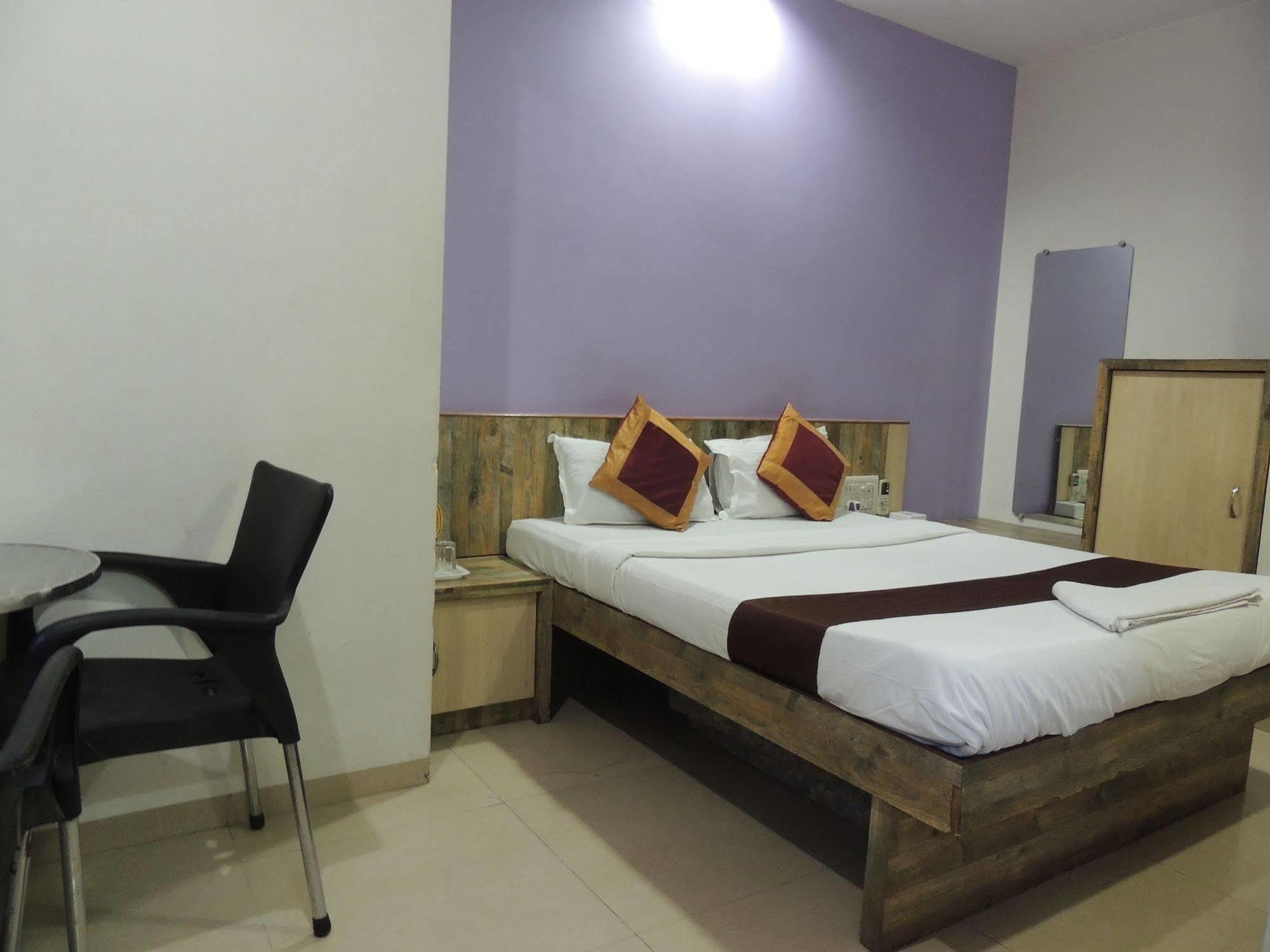 Fabhotel Galaxy