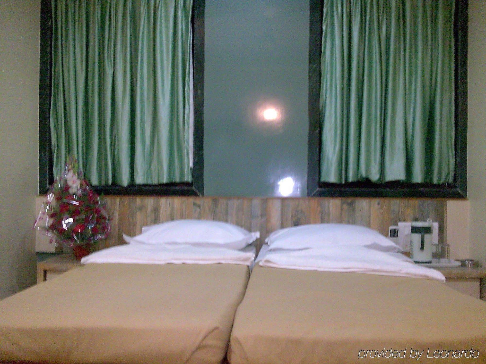 Fabhotel Galaxy *