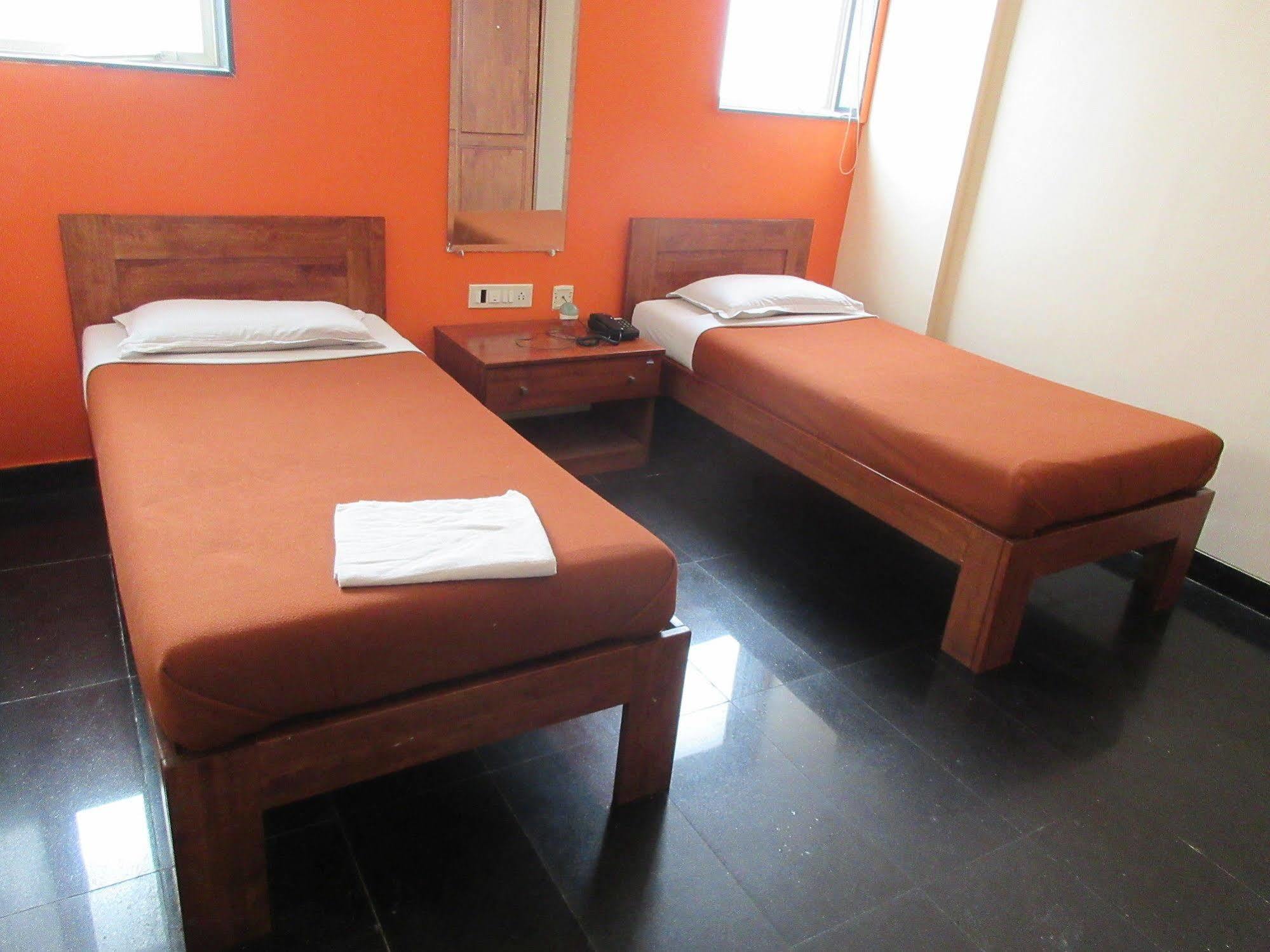 Q Deck Hotel 2*