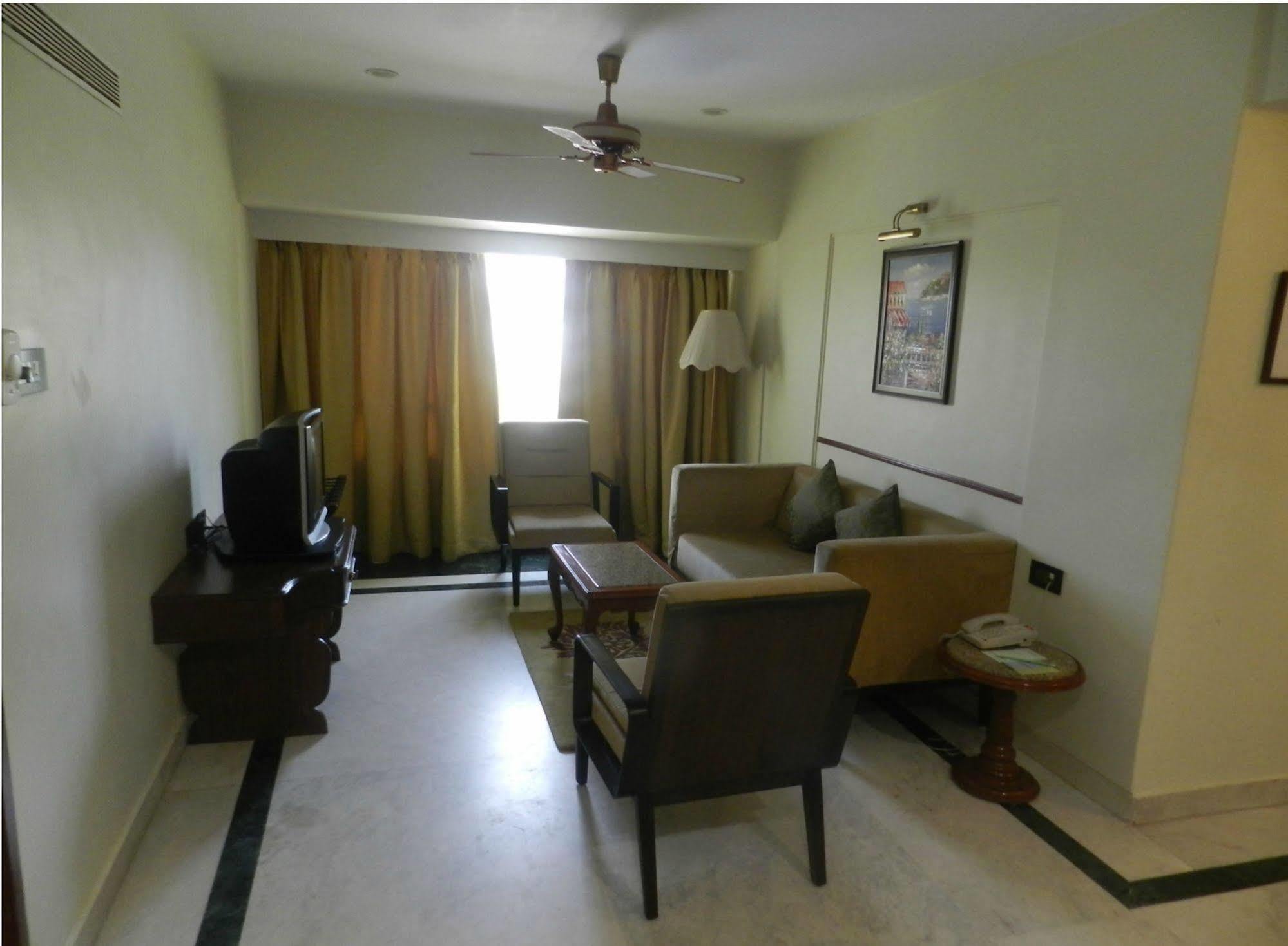 Hotel Regenta Place The Emerald 4*