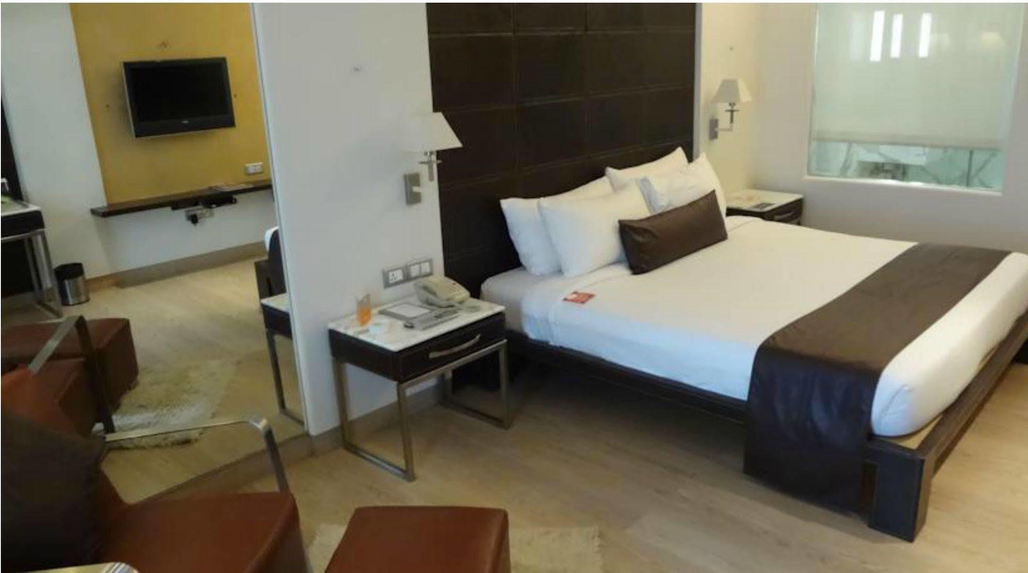 Mirage Hotel, International Airport 4*
