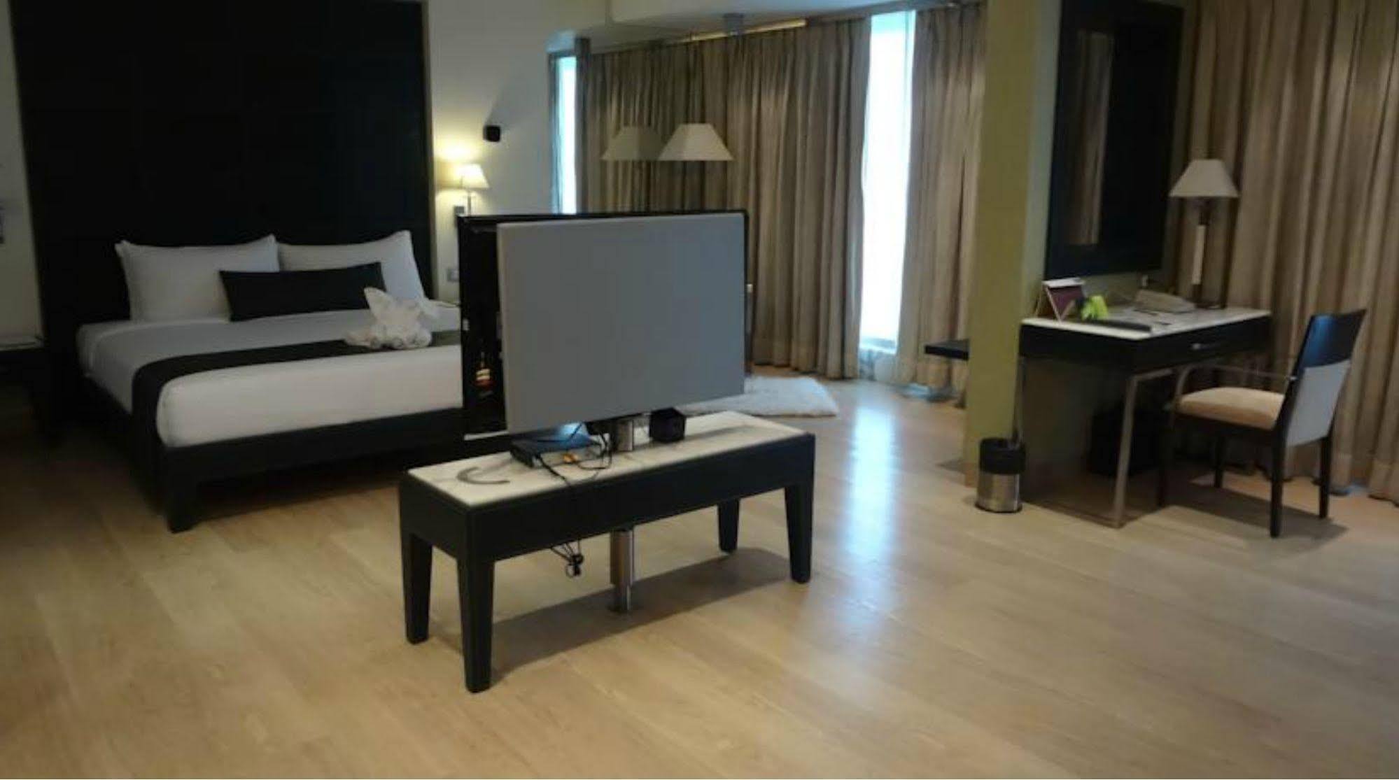 Hotel Mirage Hotel, International Airport