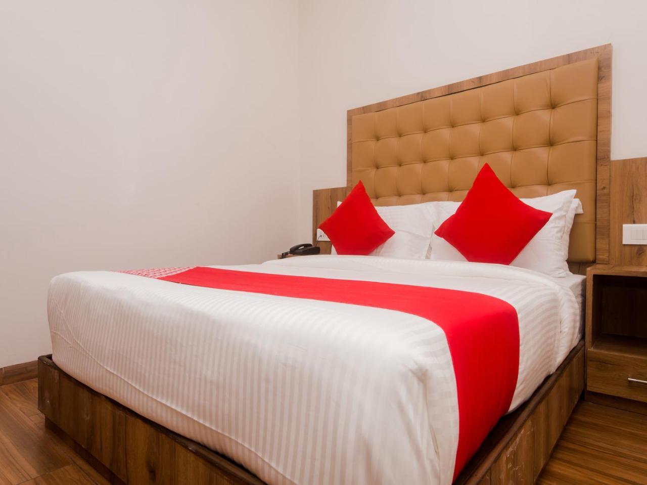 Hotel Oyo 12063 Pearls Bkc 3*