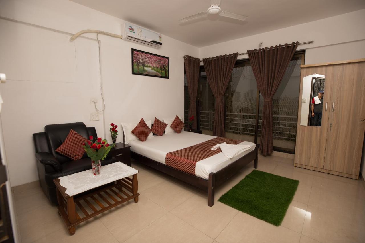 Bed & Breakfast Aristo Room, - Near Kokilaben Dhirubai Ambani Hospital For Family Only, *