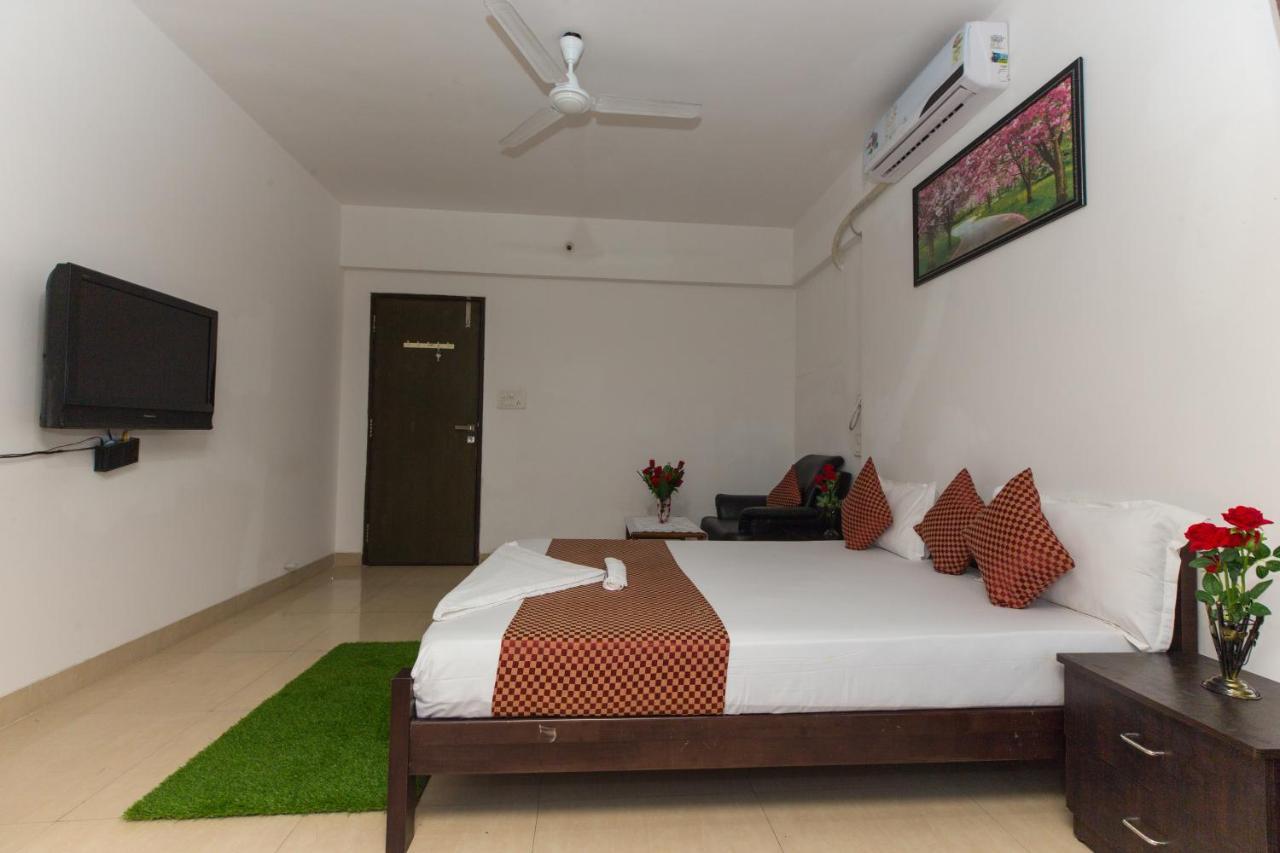 Aristo Room, - Near Kokilaben Dhirubai Ambani Hospital For Family Only, *