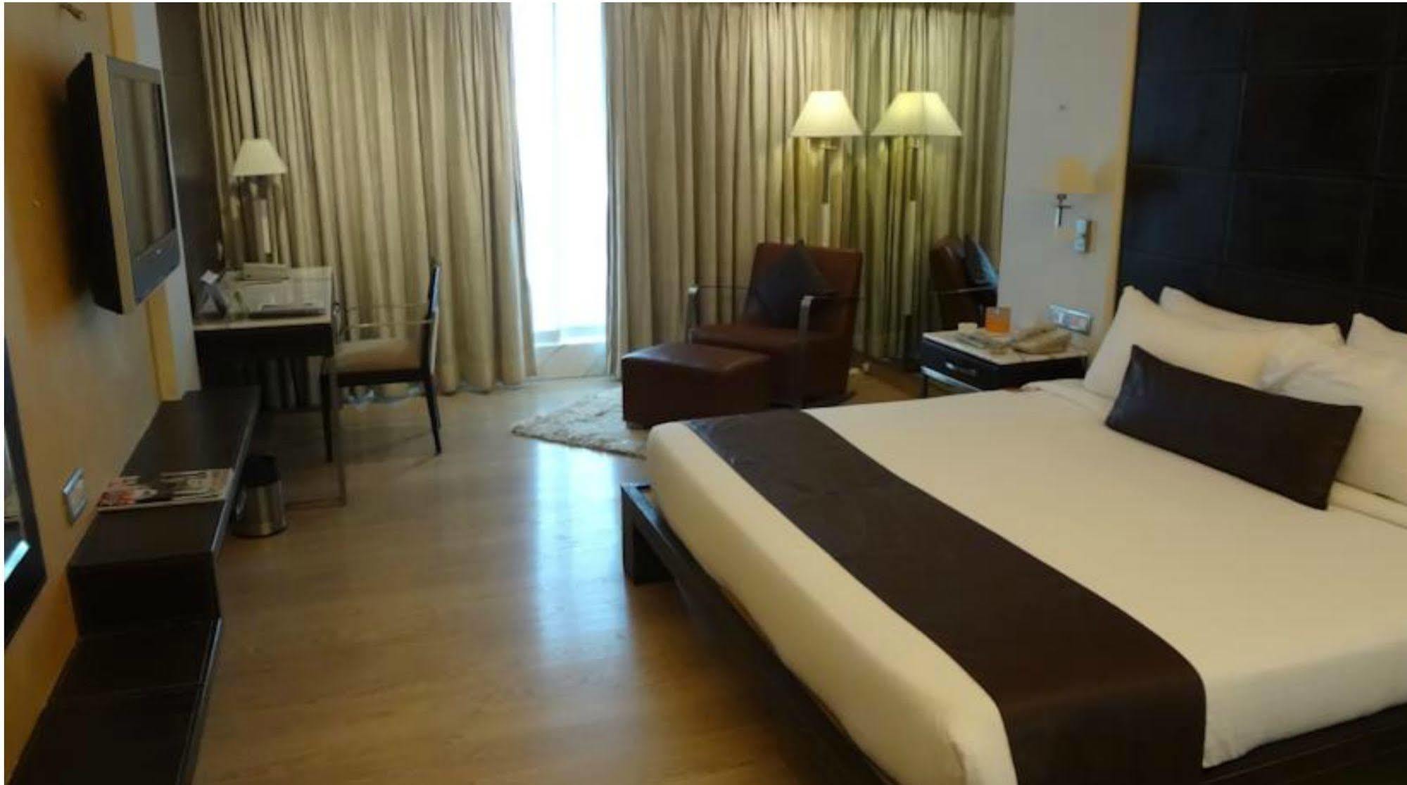 Mirage Hotel, International Airport