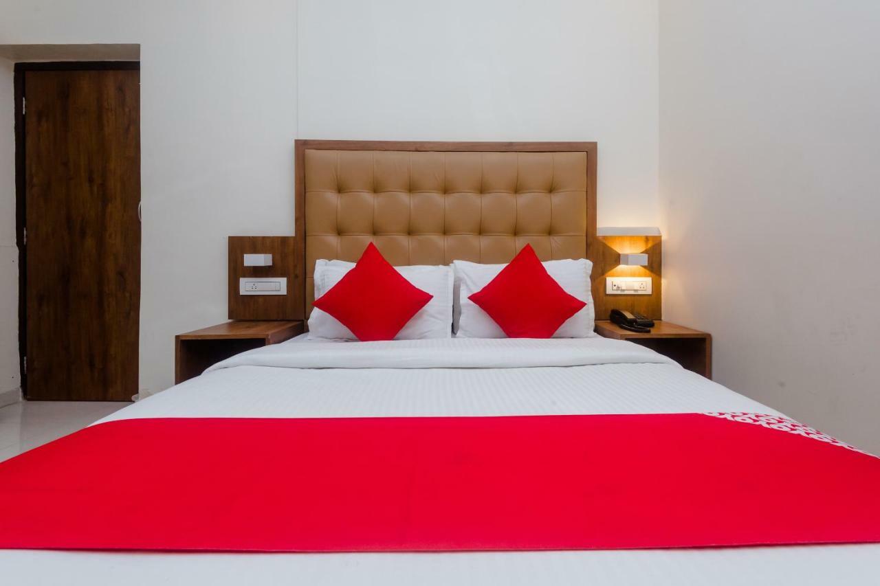 Hotel Oyo 17028 Aviva Residency 3*