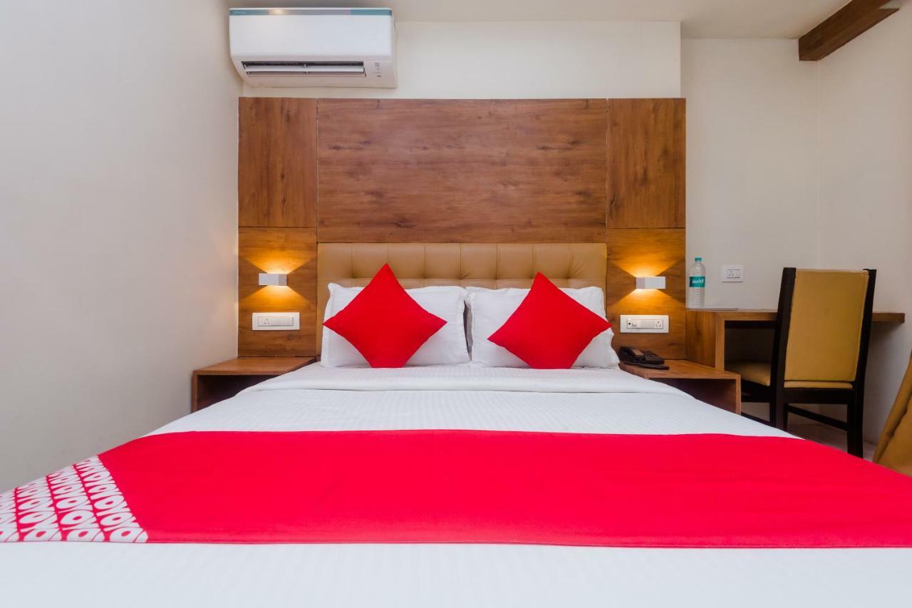 Oyo 17028 Aviva Residency