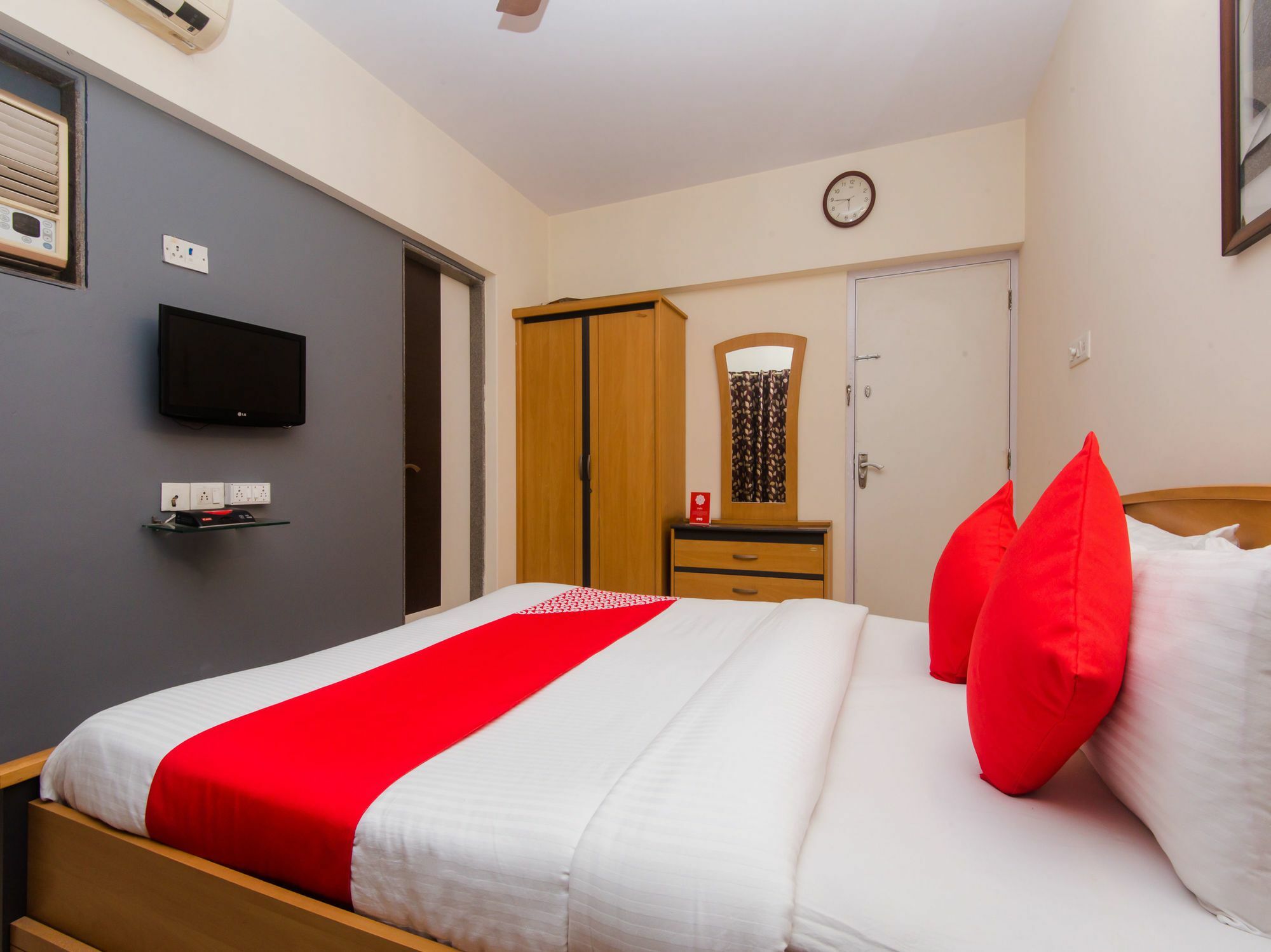Oyo 12082 Om Hotel