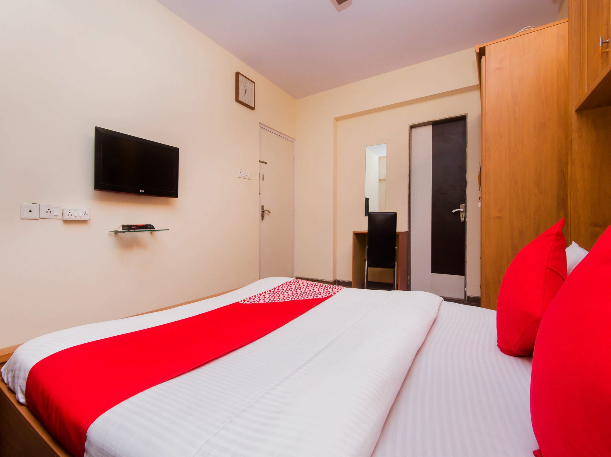 Oyo 12082 Om Hotel 2*