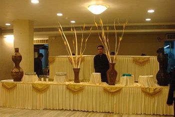 Highway Andheri East Hotel 3*