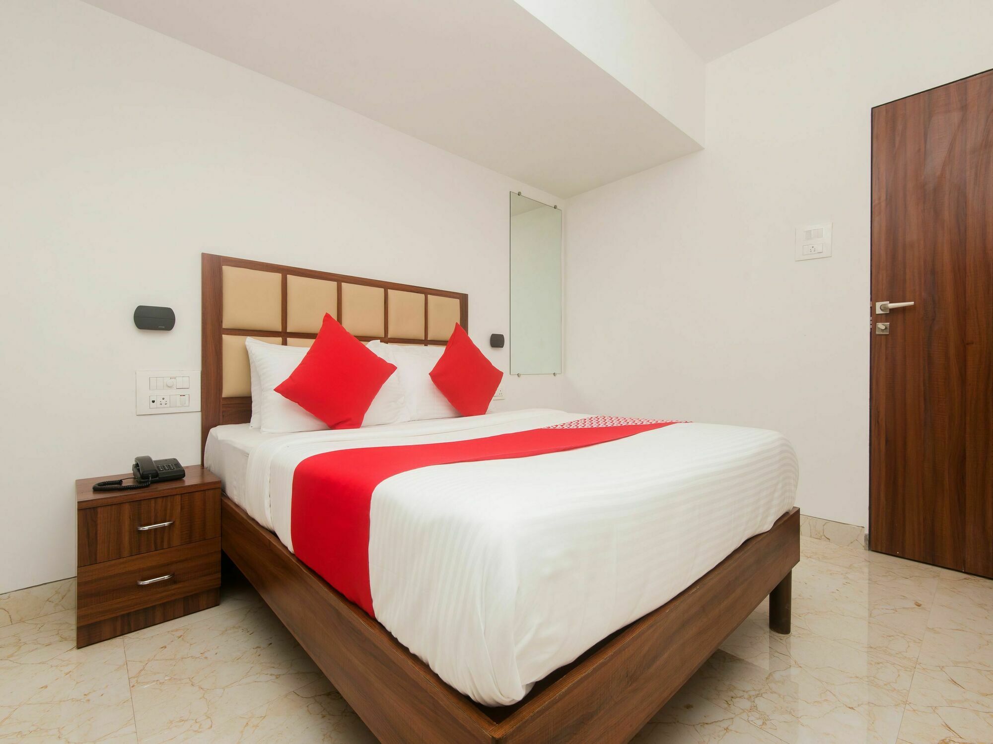 Oyo 15902 Oyster Executive Hotel Mumbai