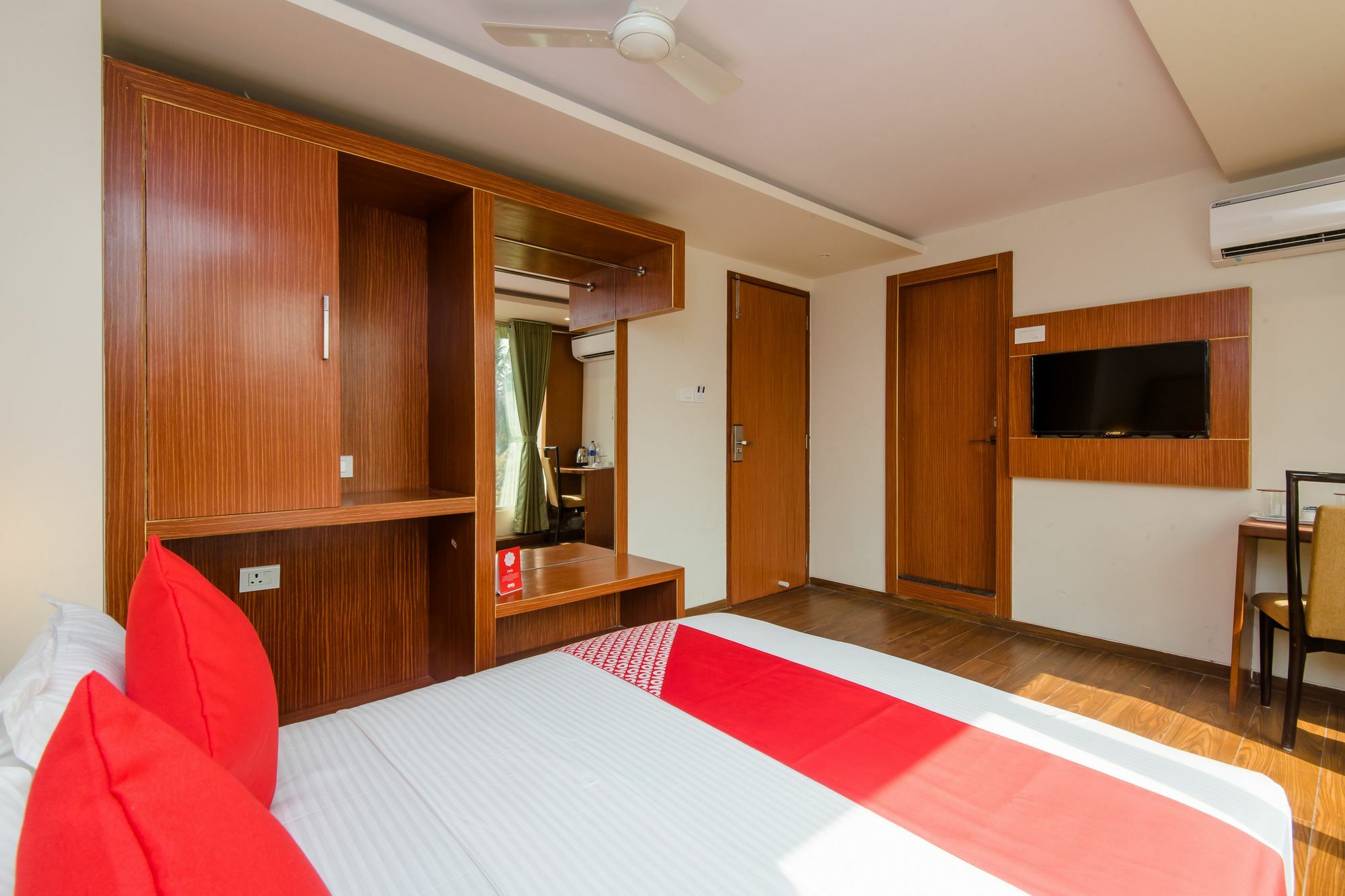 Oyo 11721 Aromas Hotel 2*