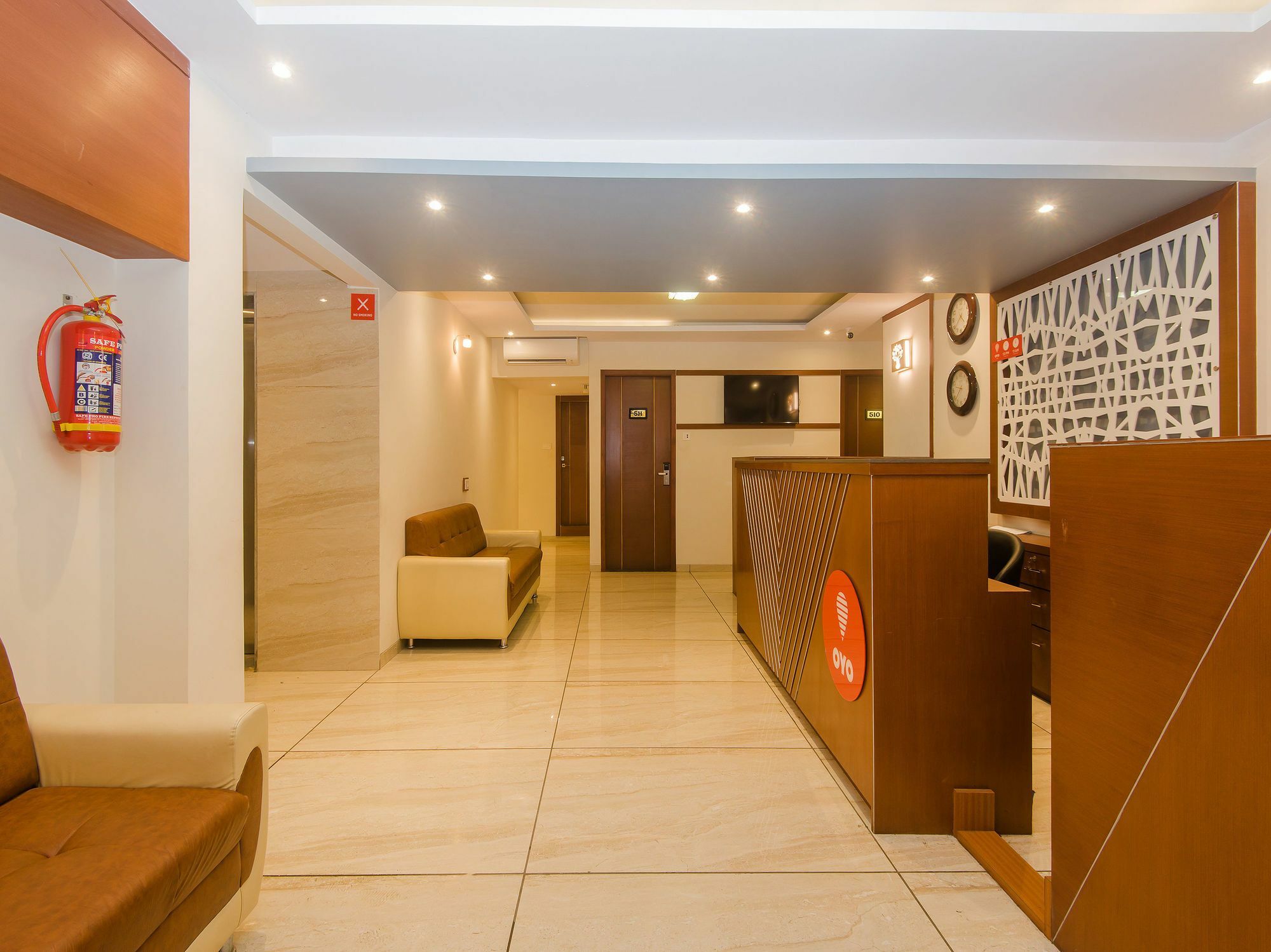 Oyo 11721 Aromas Hotel