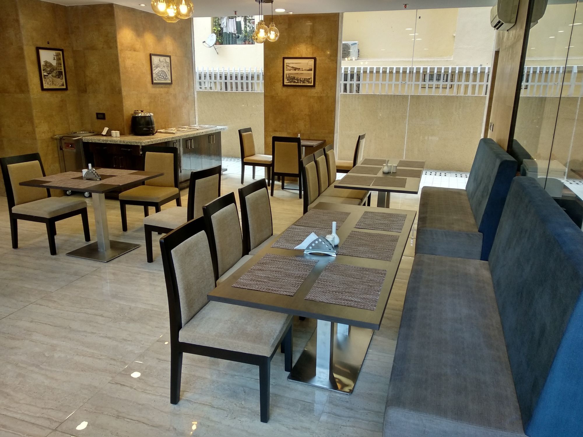 House Andheri East, Hotel