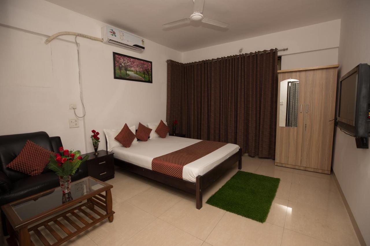 Bed & Breakfast Aristo Room, - Near Kokilaben Dhirubai Ambani Hospital For Family Only,