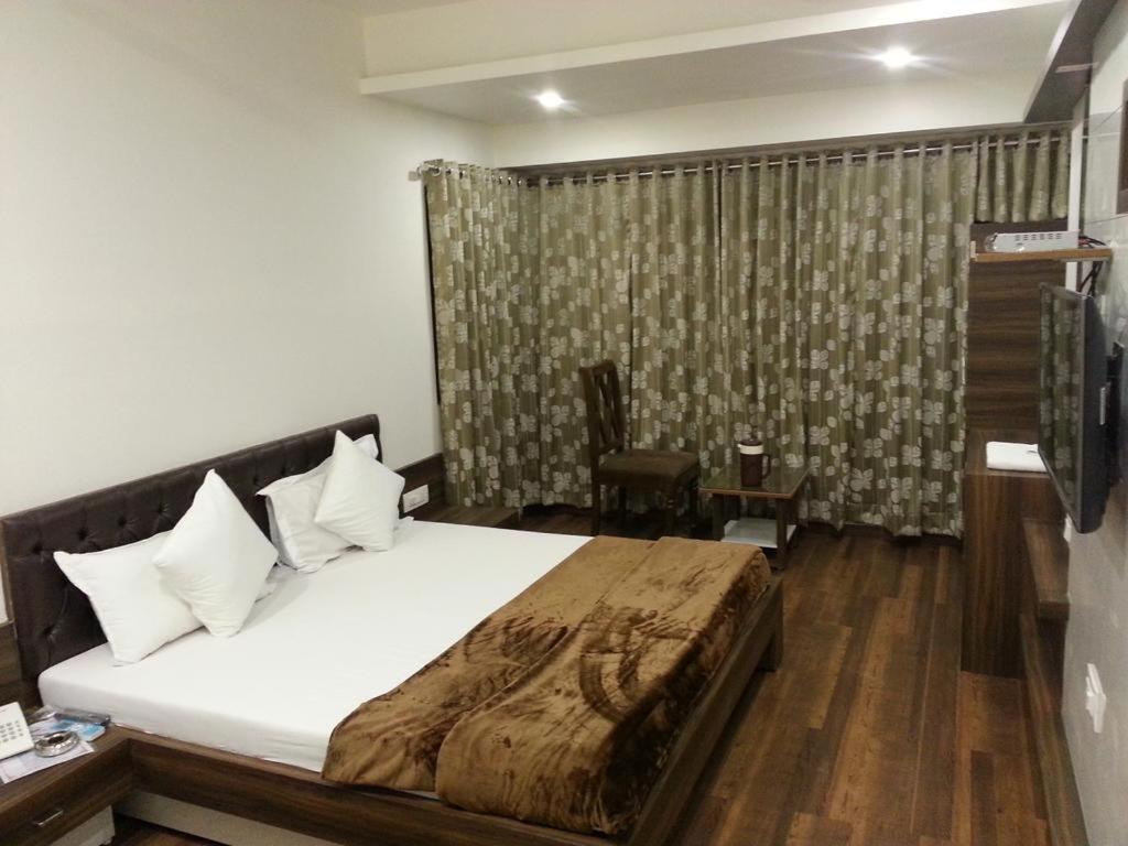 Oasis Hotel *