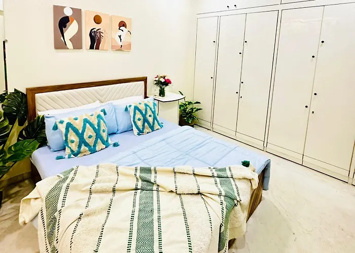 Prime Location On Linking Road, Khar West, Mumbai