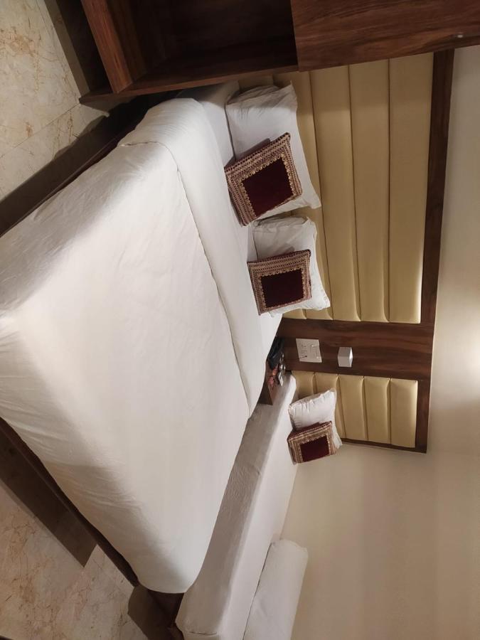 Hotel Adams Near Airport 2*
