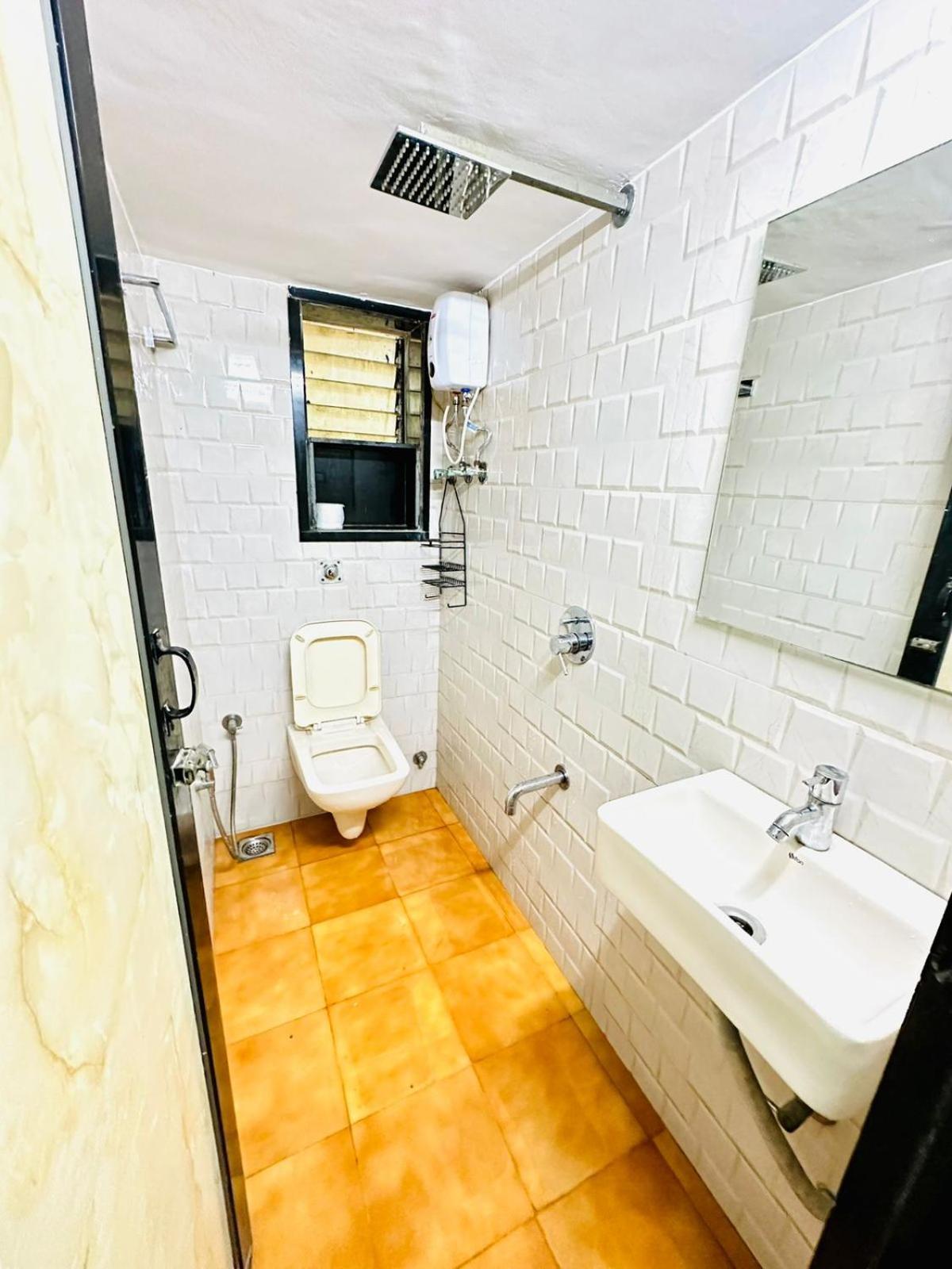 Apartment Prime Location On Linking Road, Khar West,