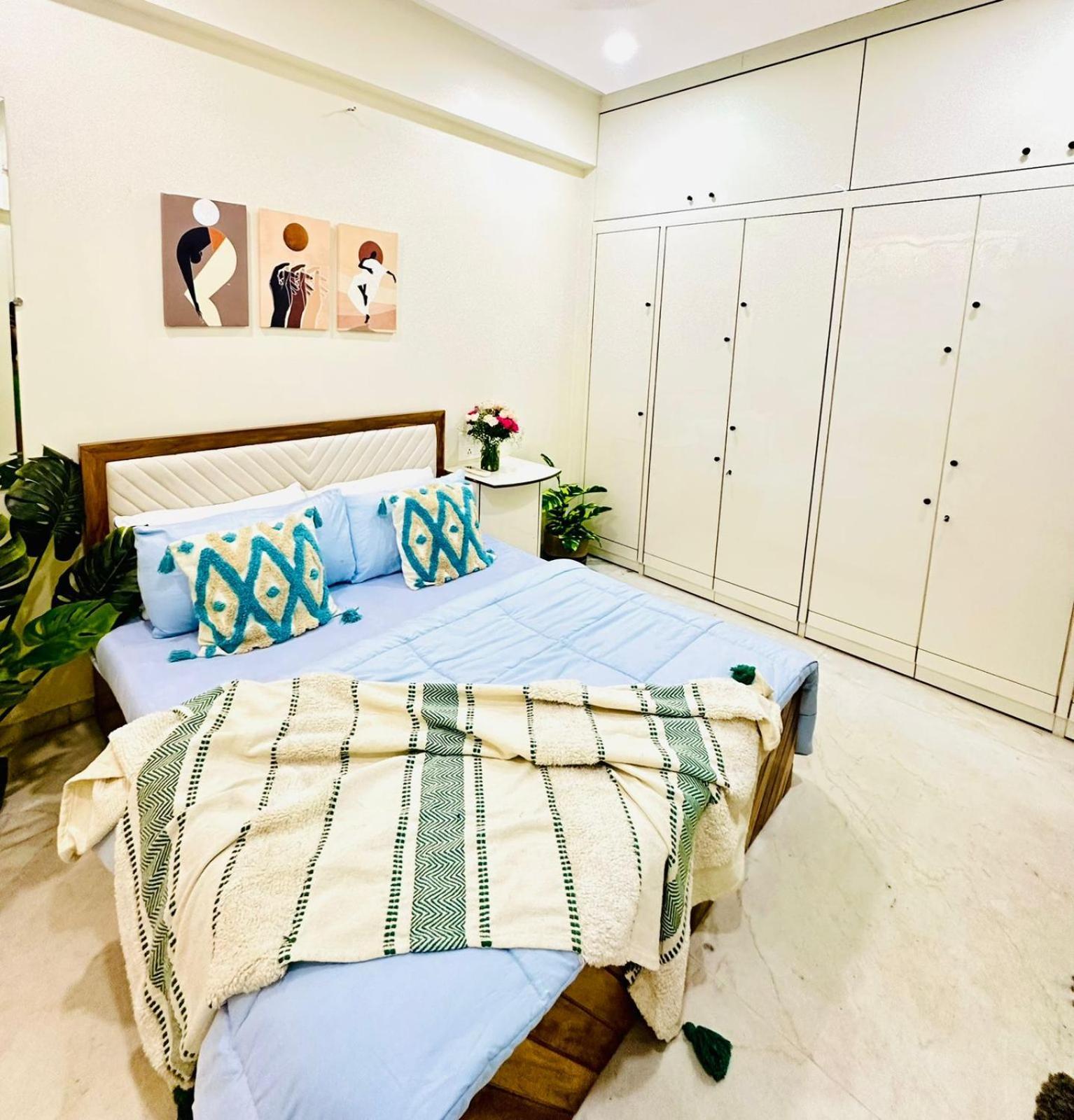 Apartment Prime Location On Linking Road, Khar West,