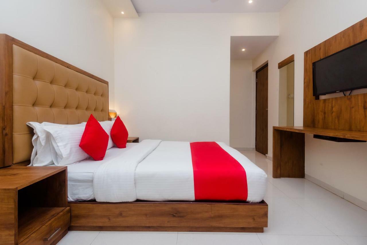 Oyo 17028 Aviva Residency Hotel Mumbai