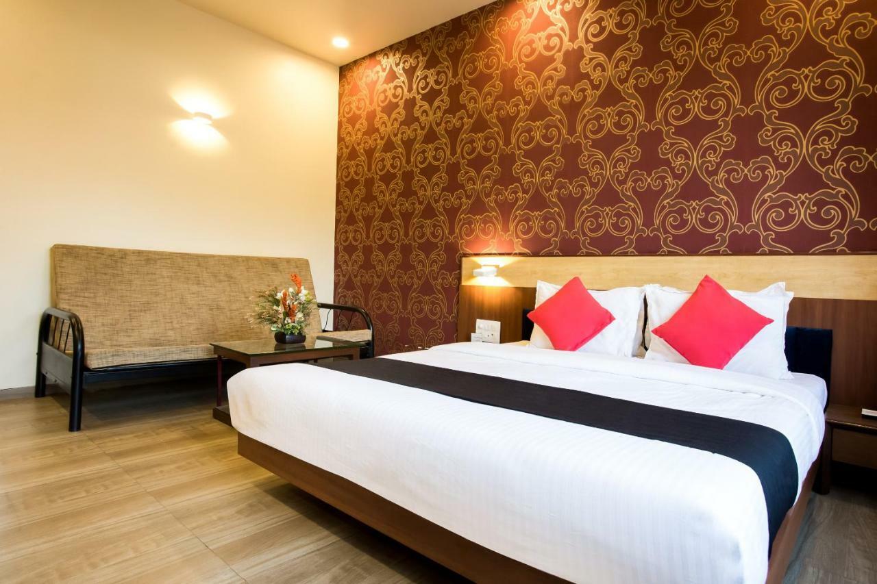 Capital O 36119 Royal Garden & Lawns Hotel 3*